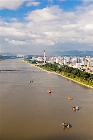 simsearch:862-06677217,k - Democratic Peoples Republic of Korea, North Korea, Pyongyang. Elevated view above the Taedong River from the Yanggakdo Hotel. Photographie de stock - Rights-Managed, Code: 862-06677199