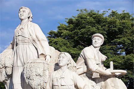 simsearch:862-06677217,k - Democratic Peoples Republic of Korea, North Korea, Pyongyang. Sculptures of happy, patriotic workers. Photographie de stock - Rights-Managed, Code: 862-06677214