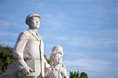 simsearch:862-06677217,k - Democratic Peoples Republic of Korea, North Korea, Pyongyang. Sculptures of happy, patriotic workers. Photographie de stock - Rights-Managed, Code: 862-06677216