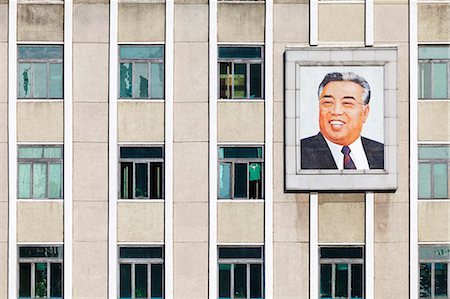 Democratic Peoples Republic of Korea. North Korea, Pyongyang. Building with portrait of Kim Il Sung. Photographie de stock - Rights-Managed, Code: 862-06677218