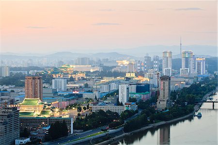 simsearch:862-06677217,k - Democratic Peoples Republic of Korea. North Korea, Pyongyang. Elevated view of the city at dusk. Photographie de stock - Rights-Managed, Code: 862-06677222