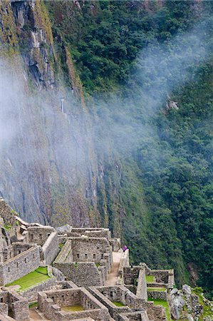 simsearch:862-06677310,k - South America, Peru, Cusco, Machu Picchu. A general view of terraces and buildings at the World Heritage listed Inka Historic Sanctuary of Machu Picchu with Huayna Picchu mountain to the left of picture. The site is situated in the Andes above the Urubamba valley Foto de stock - Con derechos protegidos, Código: 862-06677256