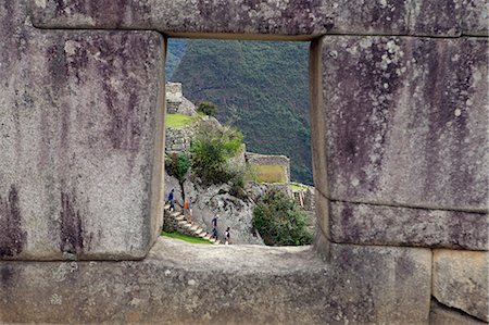 simsearch:862-06677341,k - South America, Peru, Cusco, Machu Picchu. A general view of terraces and buildings at the World Heritage listed Inka Historic Sanctuary of Machu Picchu seen through an Inka window. The site is situated in the Andes above the Urubamba valley Foto de stock - Con derechos protegidos, Código: 862-06677258