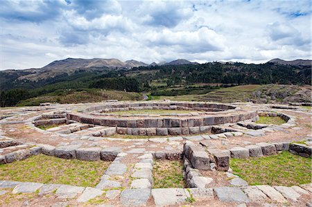 simsearch:862-06677312,k - South America, Peru, Cusco, Sacsayhuaman. A ritual site possibly used as an astronomical observatory or a calendar for calculating crop planting seasons at the Inca ceremonial site of Sacsayhuaman near the UNESCO World Heritage listed former Inca capital of Cusco Foto de stock - Con derechos protegidos, Código: 862-06677264