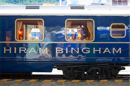 South America, Peru, Cusco, Sacred Valley. The dining car on the luxury Orient Express Hiram Bingham train which runs between Cusco, Poroy, and Machu Picchu via Ollantaytambo Foto de stock - Con derechos protegidos, Código: 862-06677260