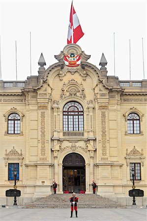 South America, Peru, Lima, facade of the Presidential palace designed by Ricardo de Jaxa Malachowski showing Mariscal Nieto dragoon guards and the national flag and coat of arms Foto de stock - Con derechos protegidos, Código: 862-06677276