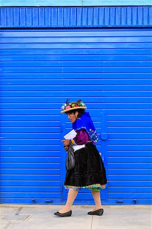 pérou - South America, Peru, Ancash, Huaraz. A Quechua woman wearing traditional clothing   a Lliclla shoulder cloth a montera hat, and a pollera skirt. Photographie de stock - Rights-Managed, Code: 862-06677299