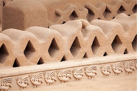 pelikan - South America, Peru, La Libertad, Trujillo, a carved adobe wall with bas relief of pelicans in the Chimu pre Hispanic city of Chan Chan, part of the UNESCO World Heritage Listed Chan Chan archeological complex Photographie de stock - Rights-Managed, Code: 862-06677305