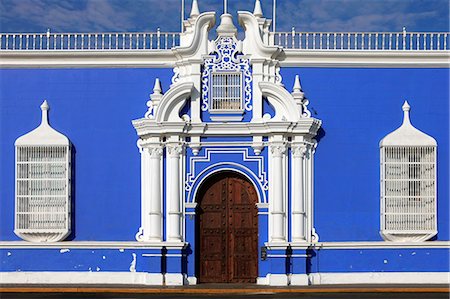 simsearch:862-06677268,k - South America, Peru, La Libertad, Trujillo, traditional iron lattice colonial windows and a baroque doorway, on the main square with the municipal cathedral in the background Foto de stock - Con derechos protegidos, Código: 862-06677318