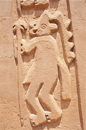 South America, Peru, La Libertad, Trujillo, an adobe bas relief from a mural on the Chimu House of the Dragon showing a figure in a headdress, part of the UNESCO World Heritage Listed Chan Chan archeological complex Fotografie stock - Rights-Managed, Codice: 862-06677311