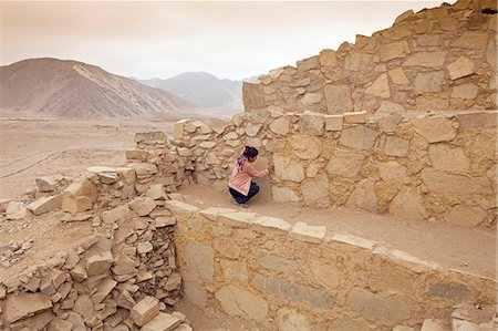 South America, Peru, Barranca, Caral Supe, an archeologist on a dig at the UNESCO World Heritage listed archaeological site of Caral Supe, the oldest centre of civilization in the Americas Photographie de stock - Rights-Managed, Code: 862-06677323