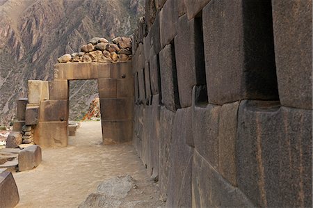 South America, Peru, Cusco, Sacred Valley, Ollantaytambo. Terraces of intricate stonework punctuated with trapezoidal alcoves at the Inca ruins Foto de stock - Con derechos protegidos, Código: 862-06677344