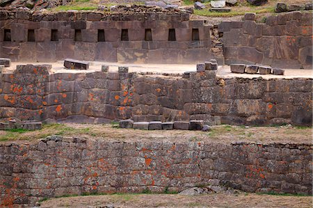 South America, Peru, Cusco, Sacred Valley, Ollantaytambo. Terraces of intricate stonework punctuated with trapezoidal alcoves at the Inca ruins Foto de stock - Con derechos protegidos, Código: 862-06677346