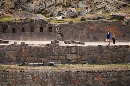 South America, Peru, Cusco, Sacred Valley, Ollantaytambo. Tourists in front of terraces of intricate stonework punctuated with trapezoidal alcoves at the Inca ruins Foto de stock - Con derechos protegidos, Código: 862-06677347