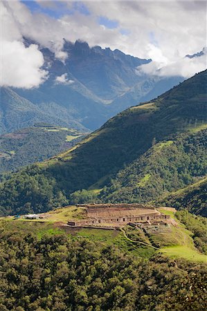 South America, Peru, Cusco, Huancacalle. The Inca ceremonial and sacred site of Vitcos, thought to have been built by Manco Inca or Pachacuti and lying on the trail to Choquequirao near the village of Huancacalle Fotografie stock - Rights-Managed, Codice: 862-06677381