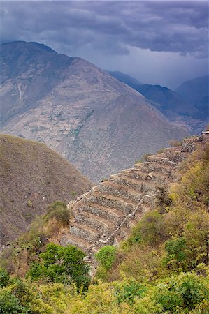 simsearch:862-06677310,k - South America, Peru, Cusco, Choquequirao. Threatening clouds over agricultural terraces at the Inca city of Choquequirao built by Tupac Inca Yupanqui and Huayna Capac and situated above the Apurimac valley with mountains of the Salkantay range Foto de stock - Con derechos protegidos, Código: 862-06677406