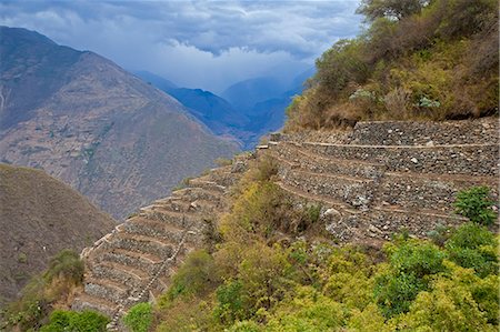 simsearch:862-06677268,k - South America, Peru, Cusco, Choquequirao. Threatening clouds over agricultural terraces at the Inca city of Choquequirao built by Tupac Inca Yupanqui and Huayna Capac and situated above the Apurimac valley with mountains of the Salkantay range Foto de stock - Con derechos protegidos, Código: 862-06677407