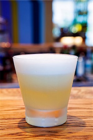 South America, Peru, Lima. A pisco sour cocktail made with Peruvian Pisco as the base liquor, lime juice, syrup, ice, egg white, and Angostura bitters Photographie de stock - Rights-Managed, Code: 862-06677425