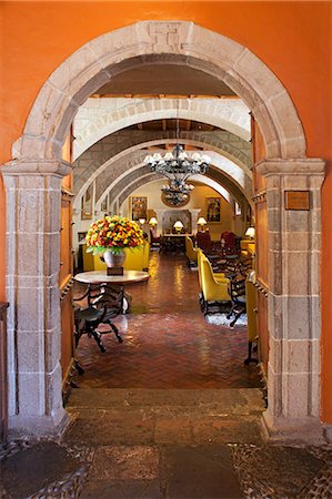 South America, Peru, Cusco, the lobby bar at the Orient Express Monasterio hotel, housed in a former Spanish convent, PR, Fotografie stock - Rights-Managed, Codice: 862-06677448