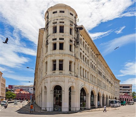simsearch:862-06677477,k - This 1920s wedge-shaped building in main street, Colombo once housed the Eastern Bank, a British bank founded in London in 1909, Sri Lanka Foto de stock - Direito Controlado, Número: 862-06677478