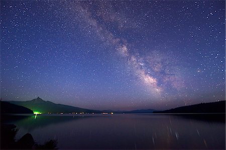 shooting stars nighttime - Night Sky at Diamond Lake, Chemult, Oregon, USA Stock Photo - Rights-Managed, Code: 862-06677560