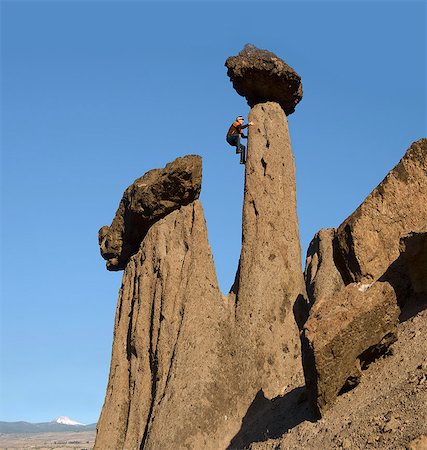 pacific northwest - Man climbing up on Hoodoo, Balanced Rocks, Jefferson County, near Lake Billy Chinook, Culver, central Oregon, USA Foto de stock - Con derechos protegidos, Código: 862-06677583