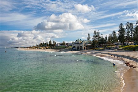 simsearch:862-03887139,k - Australia, Western Australia, Perth.  View along Cottesloe Beach. Foto de stock - Con derechos protegidos, Código: 862-06824861