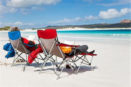 espérances - Australia, Western Australia, Esperance, Cape Le Grand National Park.  Couple relaxing on the beach at Lucky Bay. Foto de stock - Con derechos protegidos, Código: 862-06824877