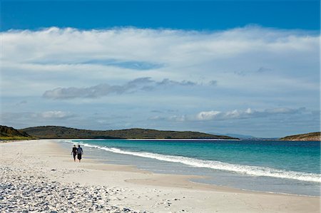 Australia, Western Australia, Albany, Frenchman Bay.  Couple walking along Goode Beach. Stockbilder - Lizenzpflichtiges, Bildnummer: 862-06824895