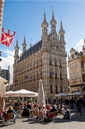 simsearch:862-05996872,k - Leuven, Belgium. Street cafe in front of Leuven's mid-15th century town hall. Foto de stock - Con derechos protegidos, Código: 862-06824949