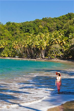 simsearch:862-08273009,k - Dominica, Calibishie. A young woman walks along Batibou Beach. (MR). Photographie de stock - Rights-Managed, Code: 862-06825228