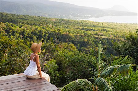 simsearch:862-06825303,k - Dominica, Portsmouth, Tanetane. A young lady admires the view towards Portsmouth from Manicou River Resort.(MR). Foto de stock - Con derechos protegidos, Código: 862-06825264