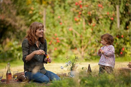 summer family meals - Nottinghamshire, UK. Mother and toddler enjoy a late summer family picnic. (MR) Foto de stock - Con derechos protegidos, Código: 862-06825327