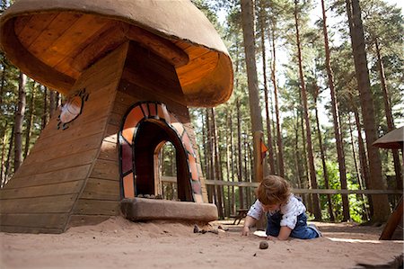 simsearch:862-08273030,k - Nottinghamshire, UK. Young child playing at Sherwood Pines forest park. (MR) Photographie de stock - Rights-Managed, Code: 862-06825335