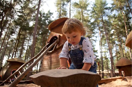 Nottinghamshire, UK. Young child playing at Sherwood Pines forest park. (MR) Foto de stock - Con derechos protegidos, Código: 862-06825336