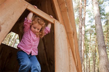 fiore dello zenzero - Nottinghamshire. UK. A child plays in log cabins at Sherwood Pines forest park. (MR) Fotografie stock - Rights-Managed, Codice: 862-06825331