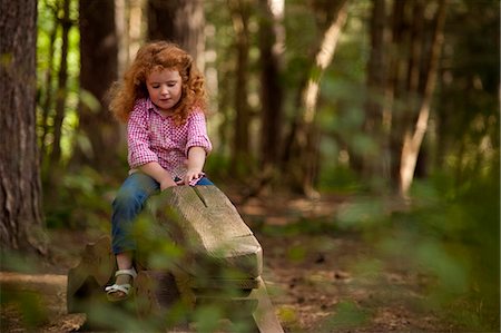 Nottinghamshire, UK. Child playing at Sherwood Pines forest park. (MR) Foto de stock - Con derechos protegidos, Código: 862-06825340