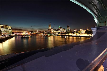 The City of London seen from Tower Bridge. From left to right: Walkie Talkie, Tower 42 and Gherkin. Fotografie stock - Rights-Managed, Codice: 862-06825394