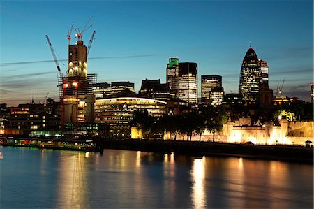 The City of London seen from Tower Bridge. From left to right: Walkie Talkie, Tower 42 and Gherkin. Fotografie stock - Rights-Managed, Codice: 862-06825393