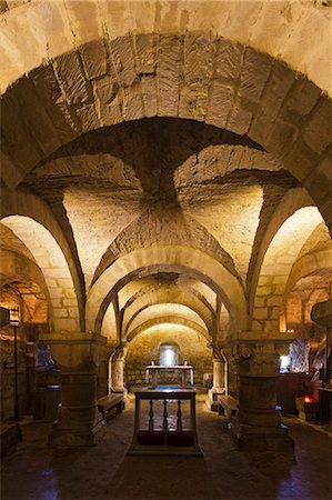 simsearch:862-03353837,k - The Norman Church at Lastingham, North York Moors. The crypt below ground dates to at least Anglo-Saxon times with evidence of Roman activity. It is now believed to be the oldest crypt in Europe. Foto de stock - Con derechos protegidos, Código: 862-06825425