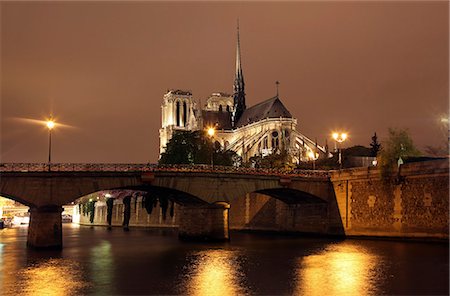 Notre Dame Cathedral is a historic Roman Catholic Marian cathedral on the eastern half of the Ile de la Cite in the fourth arrondissement of Paris, France. Photographie de stock - Rights-Managed, Code: 862-06825492
