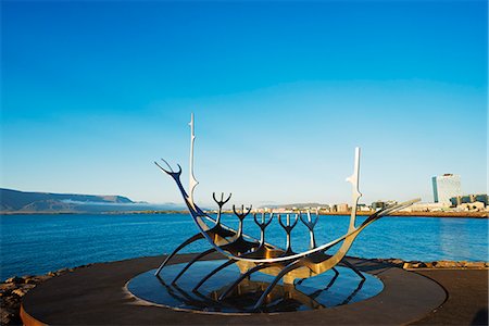 solfar - Iceland, Reykjavik, Solfar (Sun Voyager), iconic stainless-steel modern sculpture representing a Viking longboat by Jon Gunnar Arnason Foto de stock - Con derechos protegidos, Código: 862-06825648