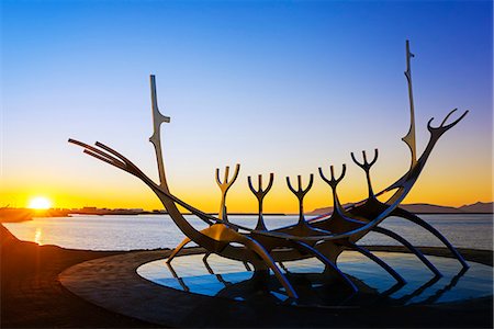 Iceland, Reykjavik, Solfar (Sun Voyager), iconic stainless-steel modern sculpture representing a Viking longboat by Jon Gunnar Arnason Foto de stock - Con derechos protegidos, Código: 862-06825651