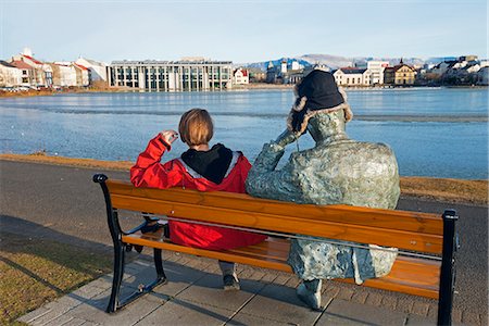 simsearch:862-06825726,k - Iceland, Reykjavik, Lake Tjornin, tourist sitting next to a statue of a man on a bench (MR) Foto de stock - Con derechos protegidos, Código: 862-06825713