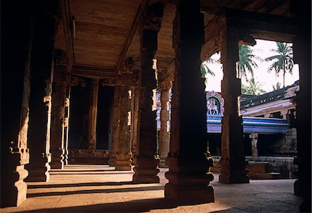 simsearch:862-06825839,k - India, Tamil Nadu, Thiruvanaikkaval, east of Srirangam, Jambukesvara Temple.   The pillared hall. Photographie de stock - Rights-Managed, Code: 862-06825797