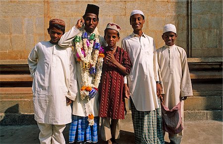simsearch:862-06540776,k - Asia, India, Southern Karnataka, Srirangapatnam, near Mysore.   Group of young Muslim boys standing outside the Jama Masjid. Photographie de stock - Rights-Managed, Code: 862-06825817
