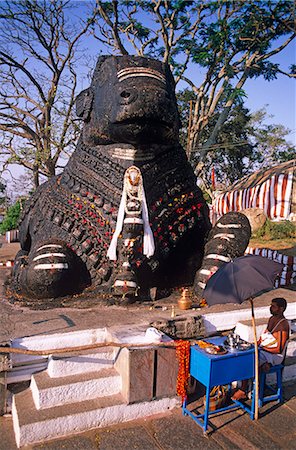 simsearch:862-06825786,k - Asia, India, Southern Karnataka, Mysore, Chamundi Hill, Sri Chamundeswari Temple.   Famous five metre high Nandi (Shiva's bull vehicle), carved out of solid rock in 1659. Foto de stock - Con derechos protegidos, Código: 862-06825811