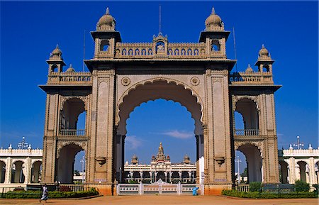 simsearch:862-06825860,k - Asia, India, Southern Karnataka, Mysore.   View of Maharaja's Residence through gateway arch. Foto de stock - Con derechos protegidos, Código: 862-06825822