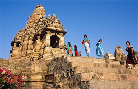 Asia, India, Madhya Pradesh, Khajuraho.  Kandariya Mahadev Temple, western group.   Indian tourists enjoy looking around. Foto de stock - Con derechos protegidos, Código: 862-06825846