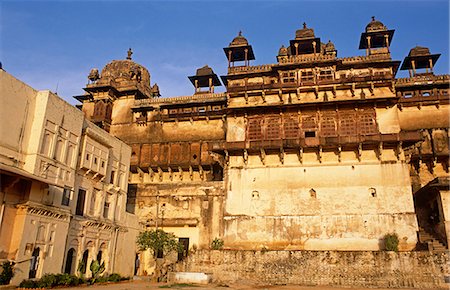 simsearch:862-06825840,k - Asia, India, Madhya Pradesh, Orchha. The Jehangir Mahal palace to the right and to the left the Hotel Sheesh Mahal. Stockbilder - Lizenzpflichtiges, Bildnummer: 862-06825851